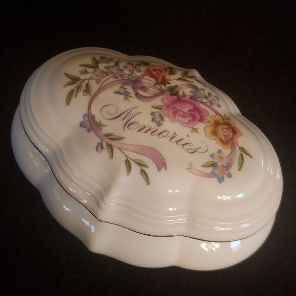 Vintage 1983 Avon "Memories... Are For Sharing" Porcelain Musical Trinket Box - Picture 11 of 15